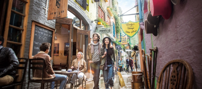 082 VISA_London_Alley0059-110515
